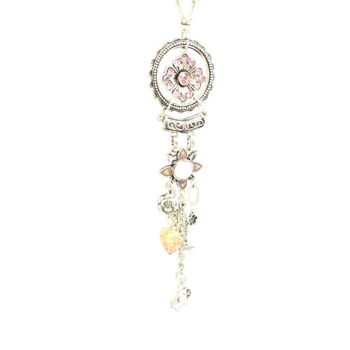 Long collier en métal , décoré de fleurs, de cœurs et de papillons, dans les tons roses - Label Emmaus - Modalova