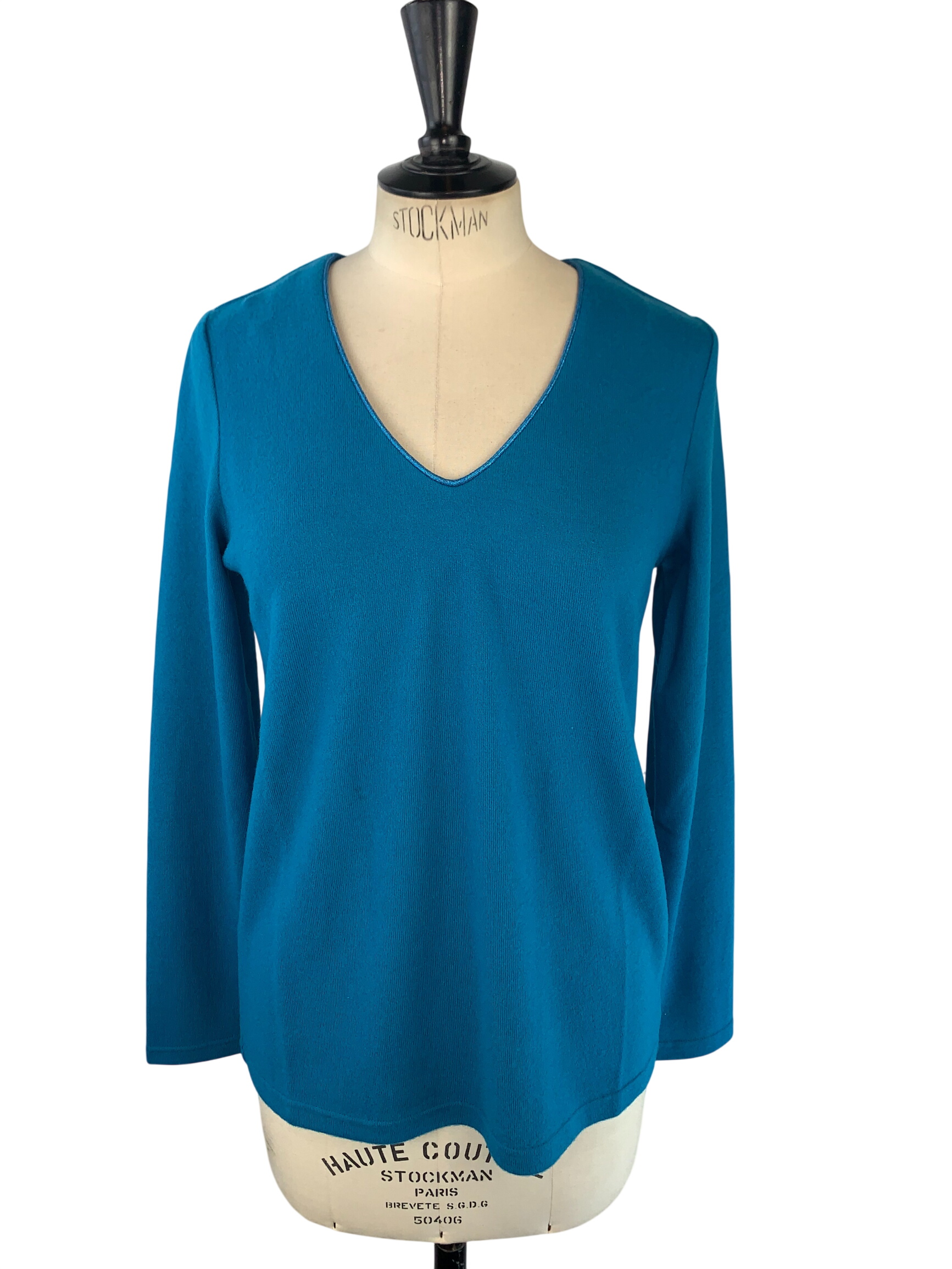 Riu Paris — Pull col V en maille fine avec fin liseré brillant — canard — Neuf d'invendu Riu — Taille M (estimé) - Label Emmaus - Modalova