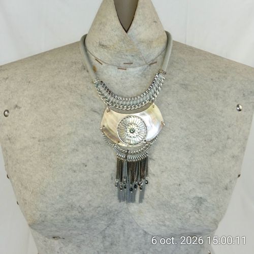 Collier plastron en métal nacre ajustable style ethnique bohème - Label Emmaus - Modalova