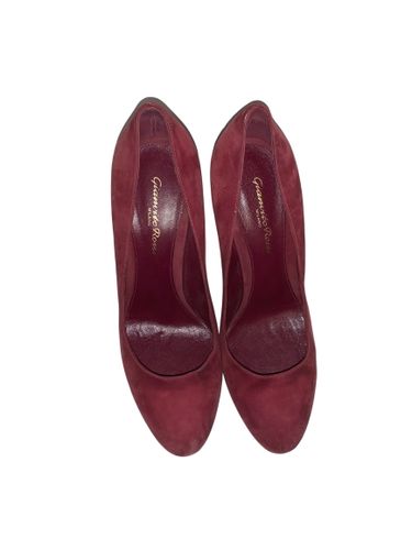Gianvito Rossi — Escarpins à talons en cuir suédé — Rouge — Pointure 38,5 — Fabriqué en Italie - Label Emmaus - Modalova