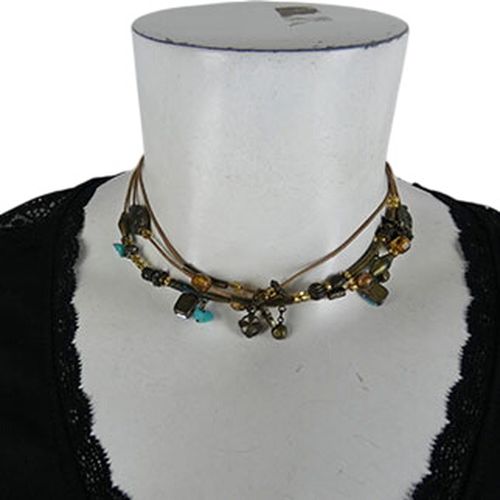 Collier multi-rangs présente un style bohème avec plusieurs perles - Label Emmaus - Modalova