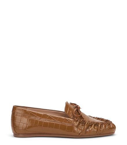 MOCASSIN BRITT À NŒUD, CHAUSSURES PLATES ET MOCASSINS, , PIEL ELEGANTE EFECTO COCODRILO BRILLANTE - Stuart Weitzman - Modalova