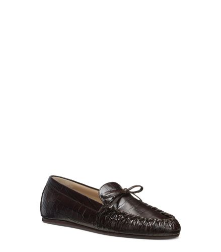 BRITT BOW LOAFER, CHAUSSURES PLATES ET MOCASSINS, , LUSH SOFT CROC - Stuart Weitzman - Modalova
