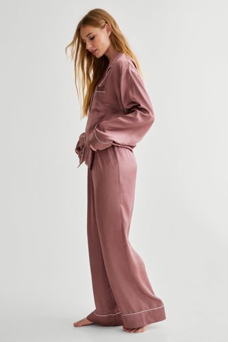 Satin Contrast Pipping Long Sleeve Shirt And Trouser Pajama Set - S - Nasty Gal - Modalova