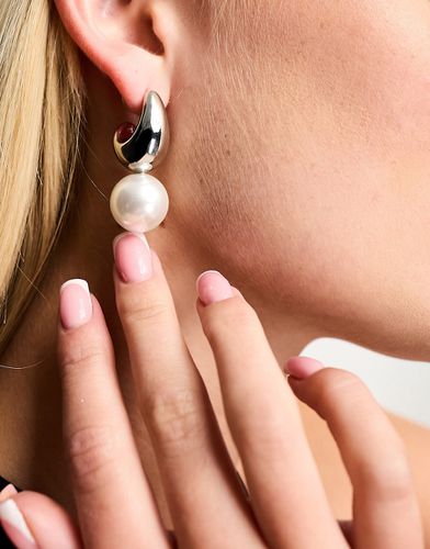 X Millie Hannah - Boucles d'oreilles bombées en plaqué rhodium avec perle fantaisie - 8 Other Reasons - Modalova