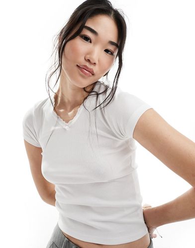 Cotton On - T-shirt ajusté col en V avec petite rose - Cotton:on - Modalova