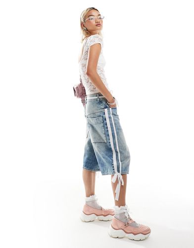 Bermuda en jean style skateur délavé clair avec bande latérale à naud - Collusion - Modalova