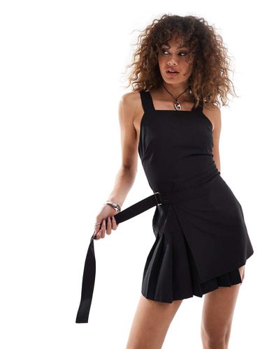 Robe courte style kilt avec boucle et rayures - Noir - Collusion - Modalova