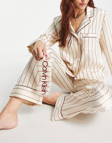 Coffret cadeau de qualité supérieure à rayures avec pyjama à revers en satin et masque de nuit - Crème - Calvin Klein - Modalova