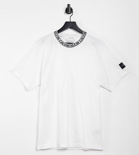 Exclusivité ASOS - T-shirt décontracté à logo sur l'encolure - éclatant - Calvin Klein - Modalova