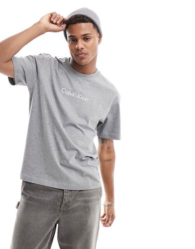 Hero - T-shirt confort à logo - moyen chiné - Calvin Klein - Modalova