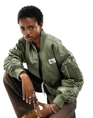 Bomber en satin avec badge logo - Olive - Calvin Klein Jeans - Modalova