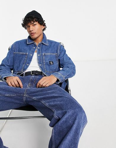 Chemise en jean coupe décontractée à logo linéaire - moyen délavé - Calvin Klein Jeans - Modalova