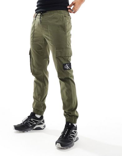Pantalon cargo ajusté - olive - Calvin Klein Jeans - Modalova
