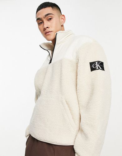 Sweat imitation peau de mouton à demi-fermeture éclair et écusson à logo - Blanc cassé - Calvin Klein Jeans - Modalova
