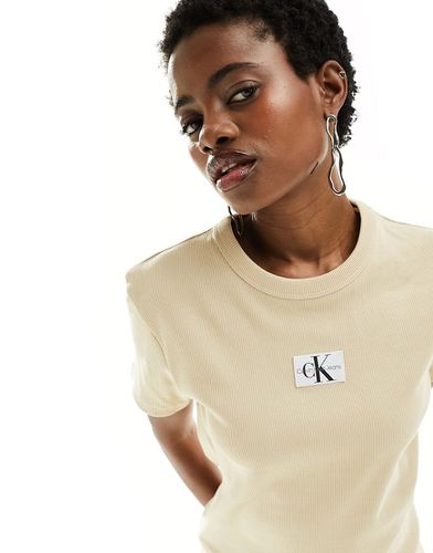 T-shirt côtelé avec écusson logo tissé - Sable - Calvin Klein Jeans - Modalova