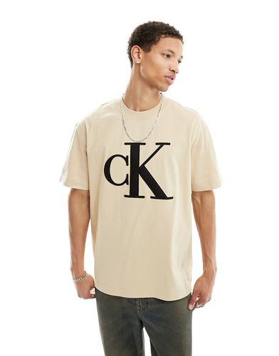 T-shirt à logo monogramme perforé - Sable - Calvin Klein Jeans - Modalova
