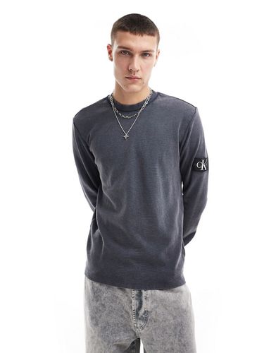 T-shirt à manches longues en tissu gaufré avec écusson - délavé - Calvin Klein Jeans - Modalova