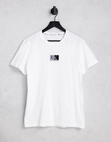 T-shirt à petit logo central encadré - Calvin Klein Jeans - Modalova