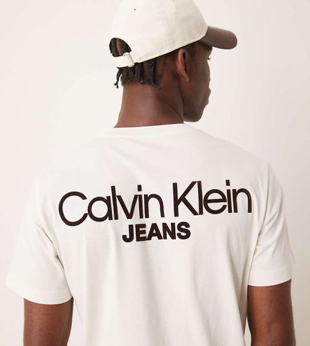 T-shirt avec imprimé logo au dos - cassé - Exclusivité ASOS - Calvin Klein Jeans - Modalova