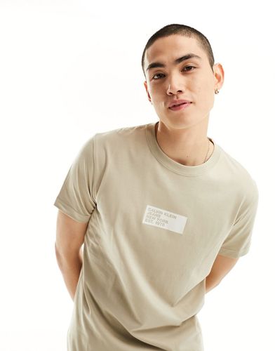 T-shirt avec petit logo encadré au centre - Taupe - Calvin Klein Jeans - Modalova