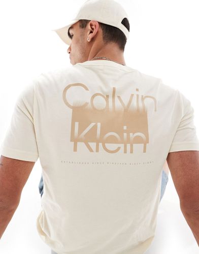T-shirt à petit logo et imprimé au dos - Beige - Calvin Klein - Modalova