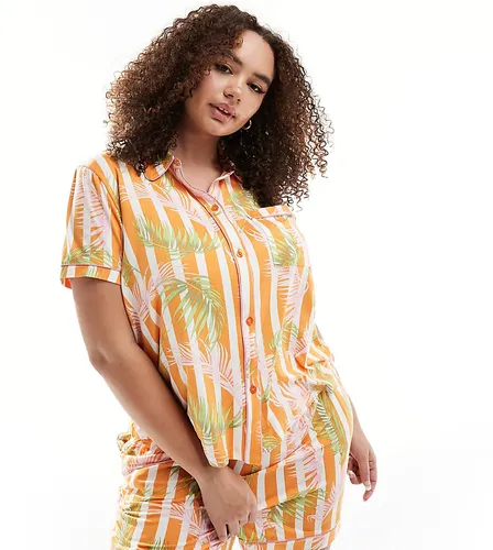 Curve - Pyjama chemise manches courtes et short en jersey de polyester avec imprimé feuille de palmier à rayures - Chelsea Peers - Modalova