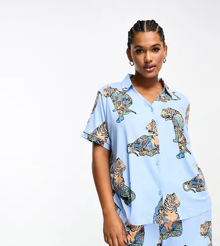 Curve - Pyjama avec top boutonné à col V et short en polyester à imprimé tigre lotus - Chelsea Peers - Modalova