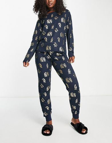 Ensemble de pyjama à imprimé penguin métallisé avec haut à manches longues et pantalon resserré aux chevilles - et doré - Chelsea Peers - Modalova