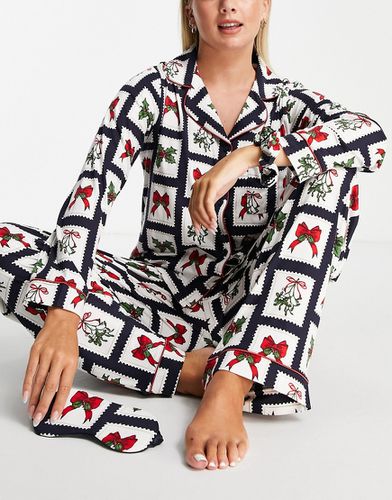 Ensemble de pyjama avec top et pantalon avec masque de sommeil et chouchou à imprimé timbres de Noël - Chelsea Peers - Modalova