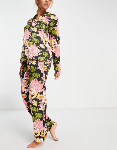 Ensemble de pyjama boutonné à fleurs foncées en satin de qualité supérieure - Chelsea Peers - Modalova