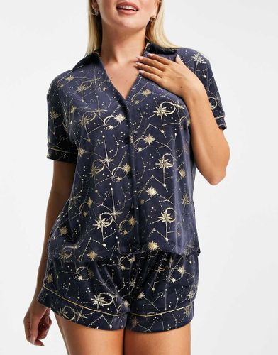 Ensemble de pyjama en velours avec top à revers et short à imprimé doré métallisé - Bleu - Chelsea Peers - Modalova