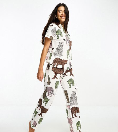 Exclusivité - Ensemble de pyjama en coton avec top boutonné à manches courtes et pantalon à imprimé léopards - cassé - Chelsea Peers - Modalova