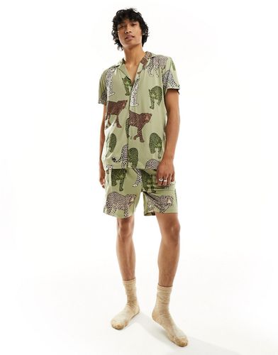 His & Hers - Pyjama oversize avec chemise manches courtes et short - Imprimé léopard kaki - Chelsea Peers - Modalova