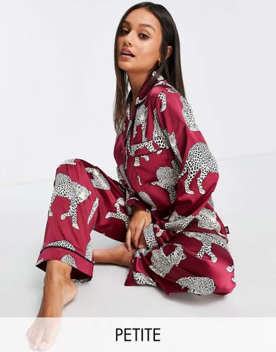 Ensemble pyjama avec top et pantalon en satin à revers de qualité supérieure - Imprimé léopard bordeaux lie-de-vin - Chelsea Peers Petite - Modalova