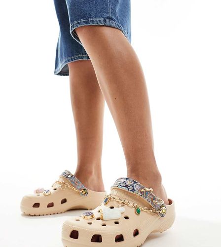 Exclusivité ASOS - Sabots classiques style bohème avec breloques - Blanc cassé - Crocs - Modalova