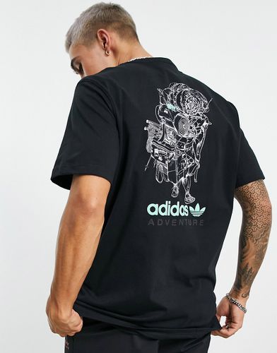 Adventure - T-shirt à imprimé sac à dos au dos - adidas Originals - Modalova