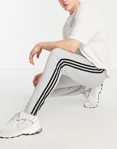 Adidas - Sportswear Essential - Pantalon de jogging à 3 bandes - adidas performance - Modalova
