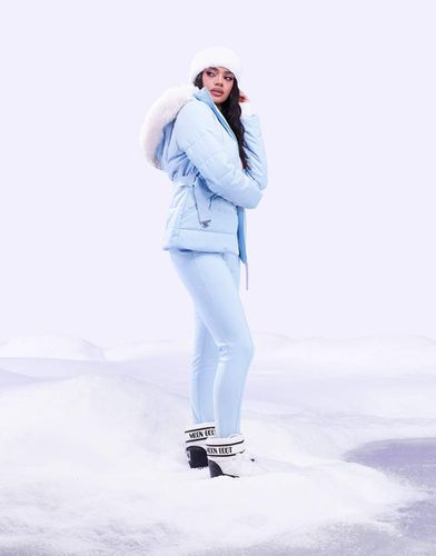 Veste de ski à ceinture avec capuche bordée de fausse fourrure - Asos 4505 - Modalova