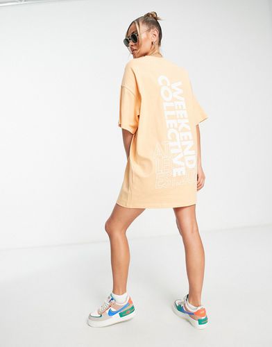 ASOS - Weekend Collective - Robe t-shirt oversize imprimée au dos - Abricot - ASOS WEEKEND COLLECTIVE - Modalova