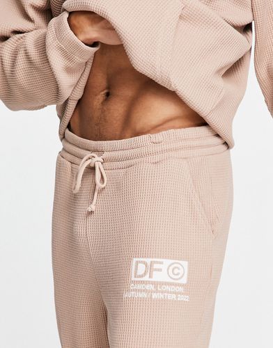ASOS Dark Future - Pantalon de jogging d'ensemble décontracté en maille gaufrée avec logo brodé et ourlet fixe - Neutre - Asos Design - Modalova