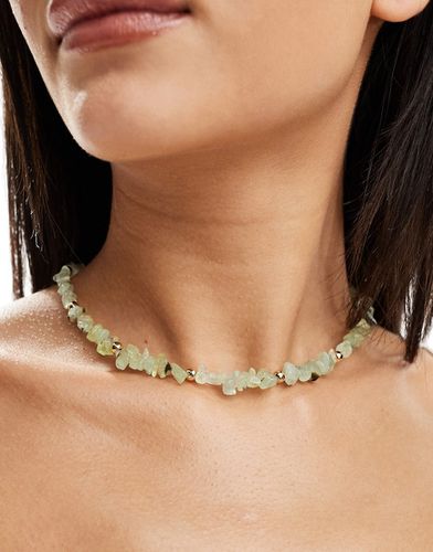 Collier avec pierres vertes semi-précieuses et perles - Asos Design - Modalova