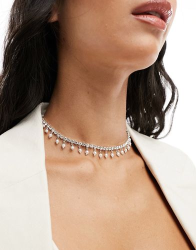 Collier chaîne ras de cou avec perles synthétiques et strass - Asos Design - Modalova