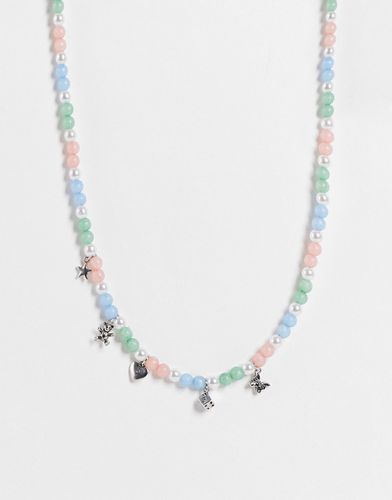 Collier de perles avec charms et pierres précieuses fantaisie - Argenté - Asos Design - Modalova