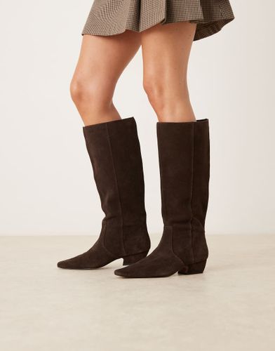 Calais - Bottes plates pointues hauteur genou en daim - Chocolat - Asos Design - Modalova