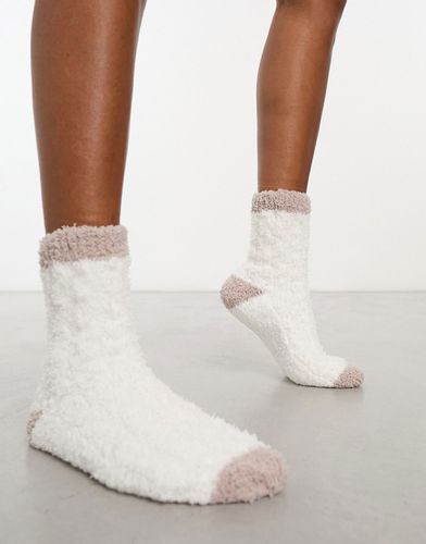Chaussettes confort en maille torsadée duveteuse - Crème - Asos Design - Modalova