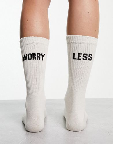 Chaussettes à inscription Worry Less » - cassé - WHITE - Asos Design - Modalova
