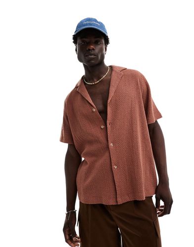 Chemise décontractée en coton texturé tressé avec manches courtes et col à revers profonds - Marron rouille - Asos Design - Modalova