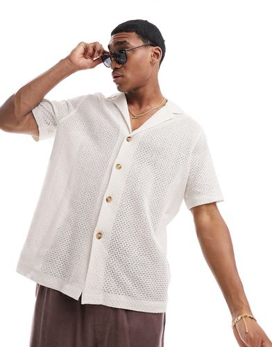 Chemise décontractée en coton texturé tressé avec manches courtes et col à revers profonds - Écru - Asos Design - Modalova