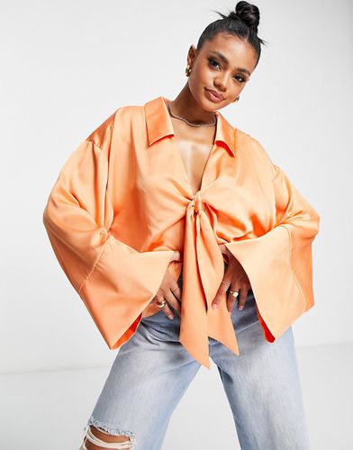 Chemise en satin nouée sur le devant à manches kimono - Corail doré - Asos Design - Modalova